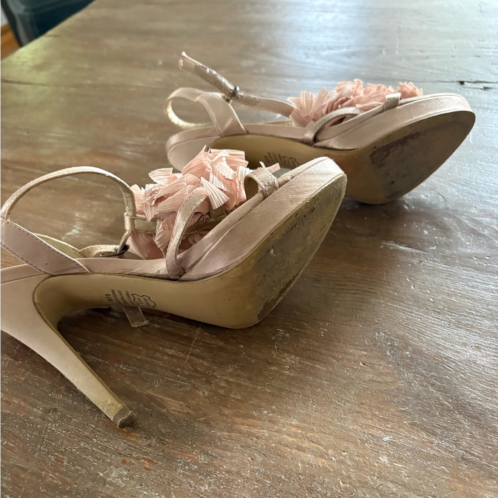 Platinum Ruffled Heels  Size 6.5 - Picture 4 of 7